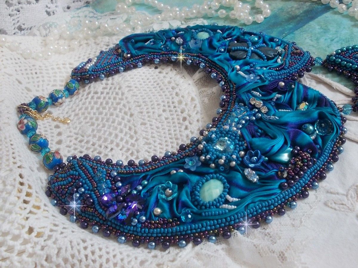 Royalblaues Haute-Couture-Plastron-Halsband, bestickt mit Purple und Duck Blue Seidenband, Kristallen und verschiedenen Perlen 