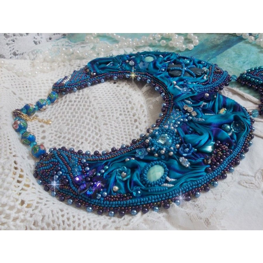 Royalblaues Haute-Couture-Plastron-Halsband, bestickt mit Purple und Duck Blue Seidenband, Kristallen und verschiedenen Perlen 