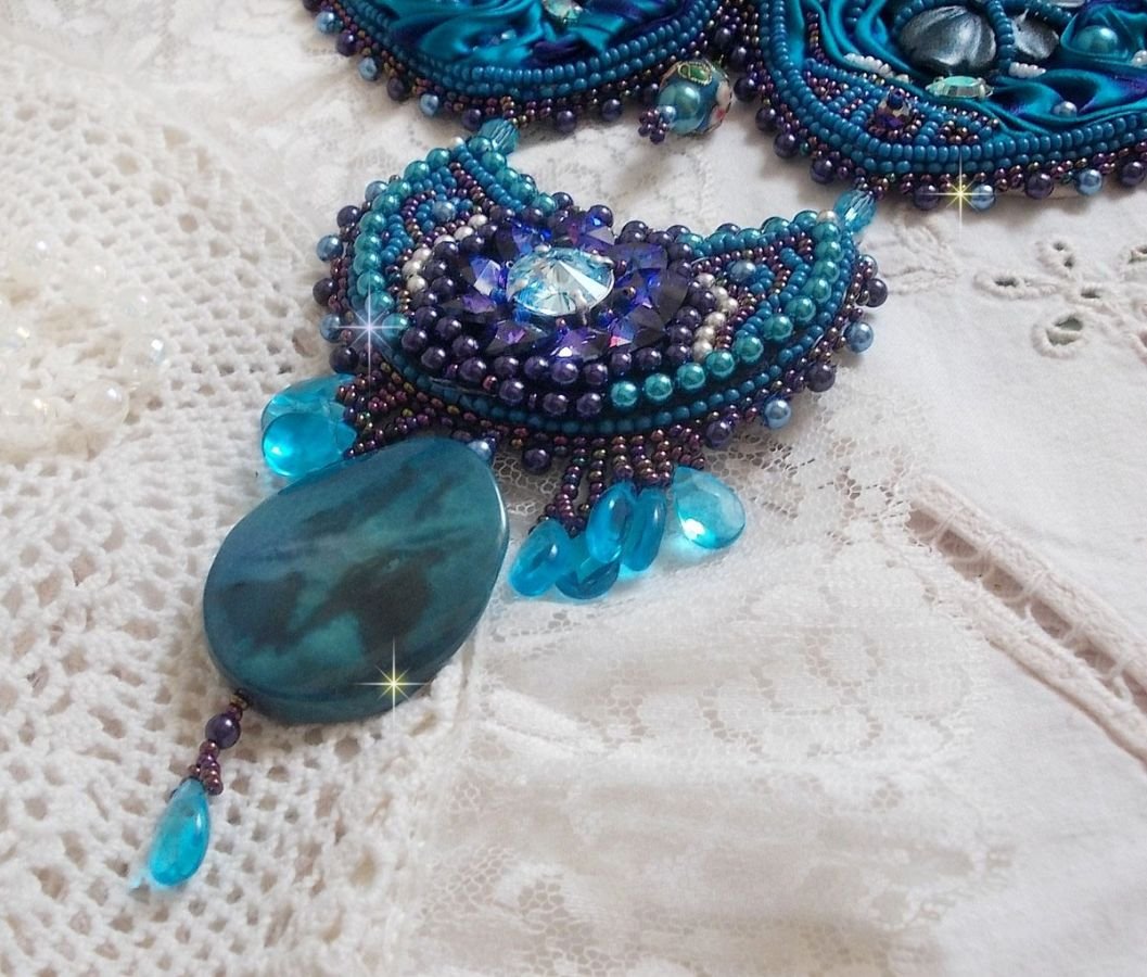 Royalblaues Haute-Couture-Plastron-Halsband, bestickt mit Purple und Duck Blue Seidenband, Kristallen und verschiedenen Perlen 