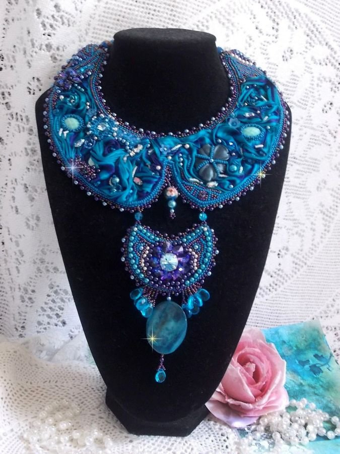 Royalblaues Haute-Couture-Plastron-Halsband, bestickt mit Purple und Duck Blue Seidenband, Kristallen und verschiedenen Perlen 