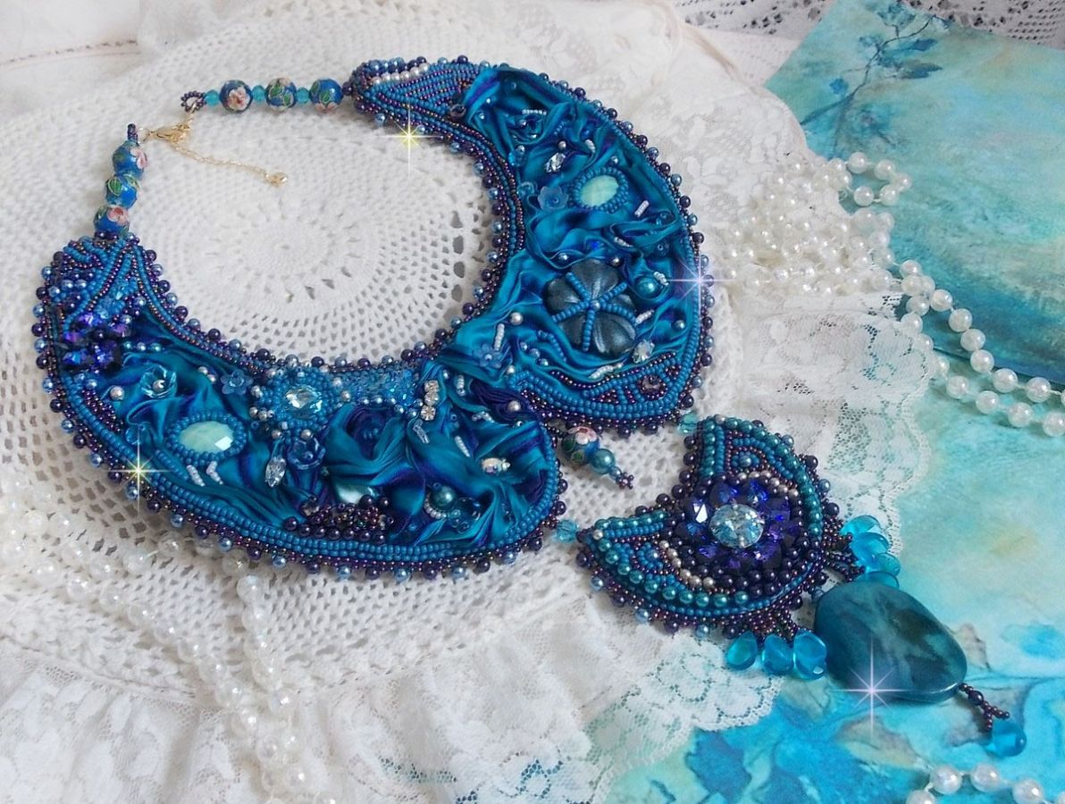 Royalblaues Haute-Couture-Plastron-Halsband, bestickt mit Purple und Duck Blue Seidenband, Kristallen und verschiedenen Perlen 