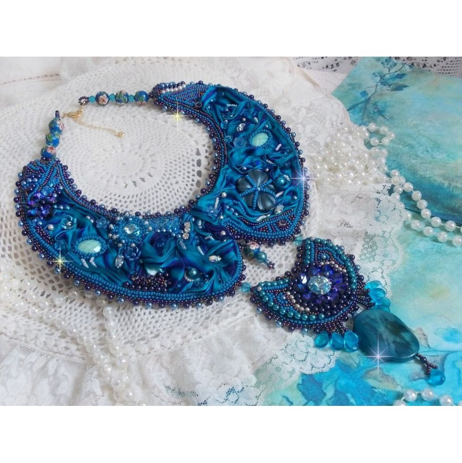 Royalblaues Haute-Couture-Plastron-Halsband, bestickt mit Purple und Duck Blue Seidenband, Kristallen und verschiedenen Perlen 