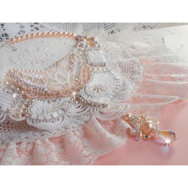 Plastron-Halskette Bouquet d'un Jour bestickt mit Perlmuttblumen, Kristallen, filigranen runden Perlen, Silber 925/1000 und hochwertigen Rocailles 