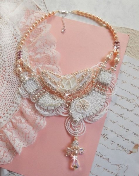 Plastron-Halskette Bouquet d'un Jour bestickt mit Perlmuttblumen, Kristallen, filigranen runden Perlen, Silber 925/1000 und hochwertigen Rocailles 