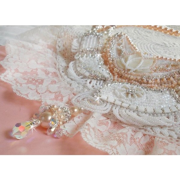 Plastron-Halskette Bouquet d'un Jour bestickt mit Perlmuttblumen, Kristallen, filigranen runden Perlen, Silber 925/1000 und hochwertigen Rocailles 