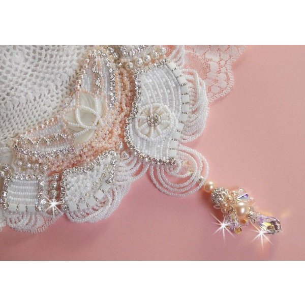 Plastron-Halskette Bouquet d'un Jour bestickt mit Perlmuttblumen, Kristallen, filigranen runden Perlen, Silber 925/1000 und hochwertigen Rocailles 