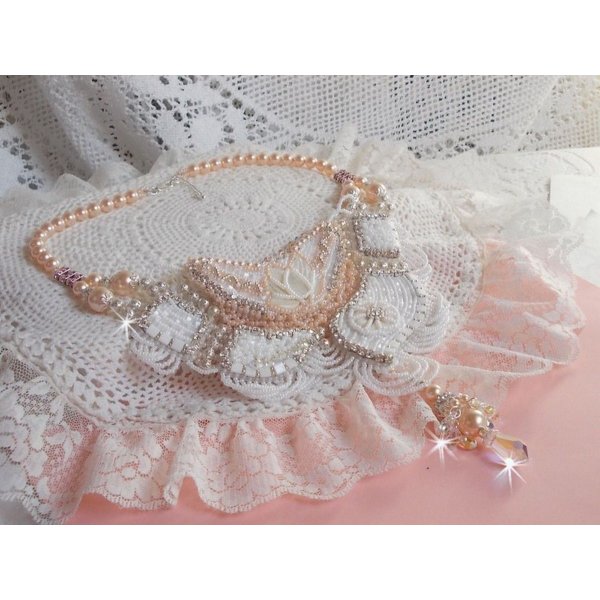 Plastron-Halskette Bouquet d'un Jour bestickt mit Perlmuttblumen, Kristallen, filigranen runden Perlen, Silber 925/1000 und hochwertigen Rocailles 