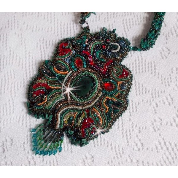 Drachen Plastron Halskette bestickt mit einem Cabochon und Chips aus nat&uuml;rlichem Malachit, ein sch&ouml;ner smaragdgr&uuml;ner Farbverlauf mit diesen farbigen Rocailles