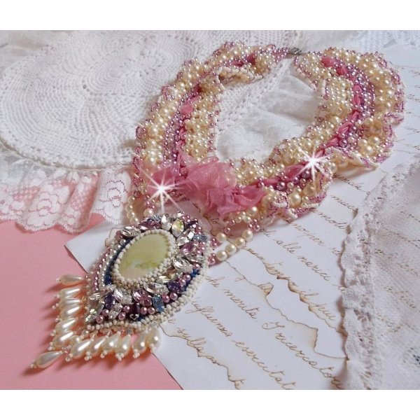 Plastron-Halskette D&eacute;tente bestickt mit Perlmuttperlen ganz in Harmonie mit anderen hochwertigen Perlen