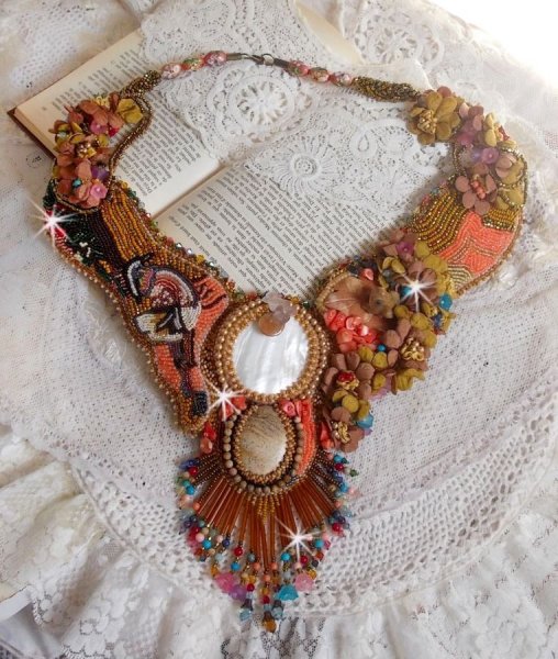 Plastron-Halskette Envol Exotique bestickt mit Spitze, Edelsteinperlen, verschiedene Perlen von sehr sch&ouml;ner Qualit&auml;t Art Haute-Couture