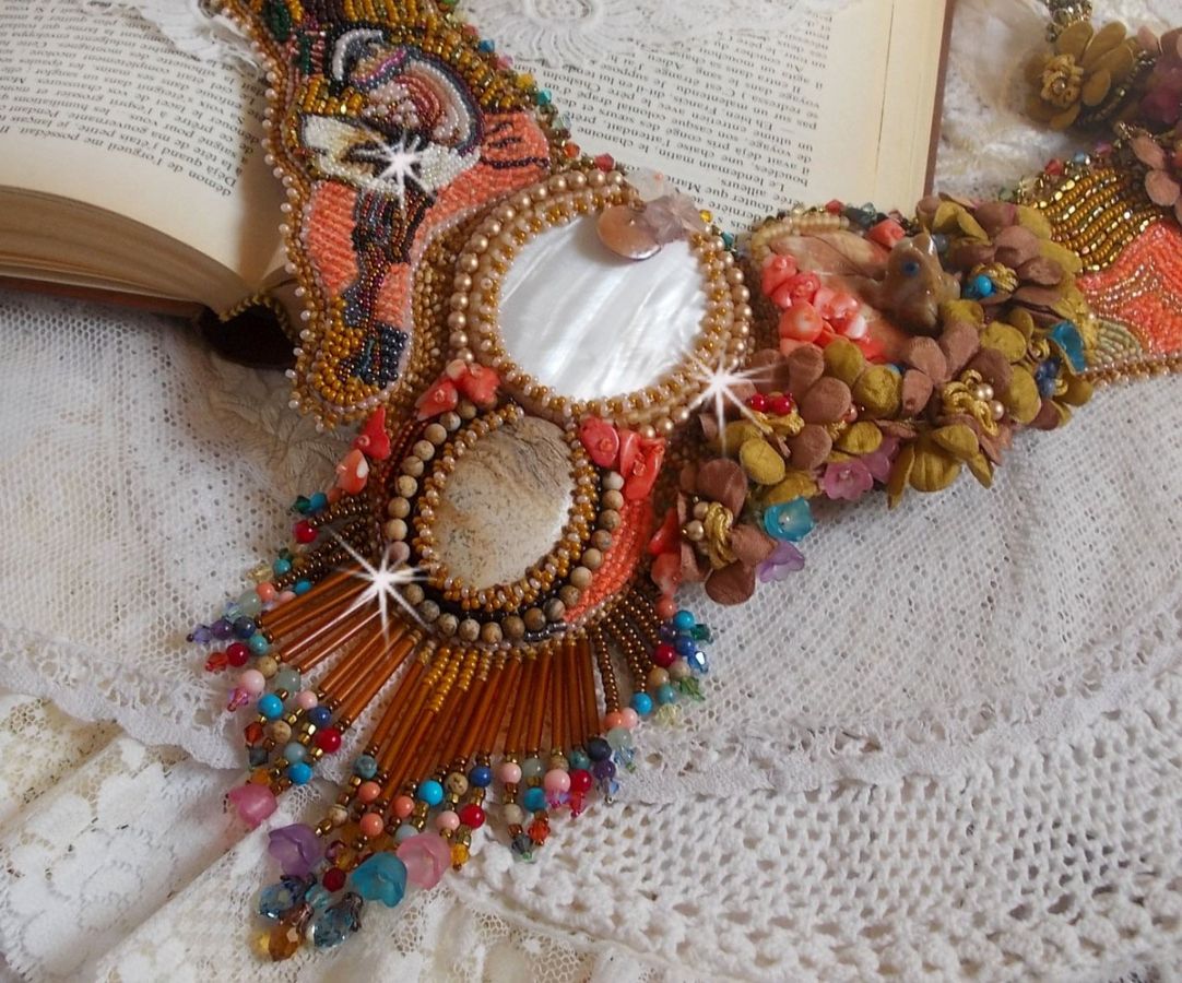 Plastron-Halskette Envol Exotique bestickt mit Spitze, Edelsteinperlen, verschiedene Perlen von sehr schöner Qualität Art Haute-Couture