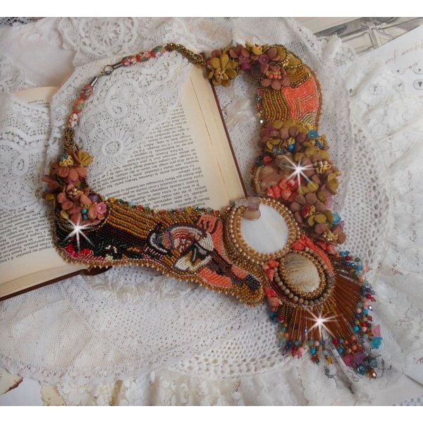 Plastron-Halskette Envol Exotique bestickt mit Spitze, Edelsteinperlen, verschiedene Perlen von sehr sch&ouml;ner Qualit&auml;t Art Haute-Couture