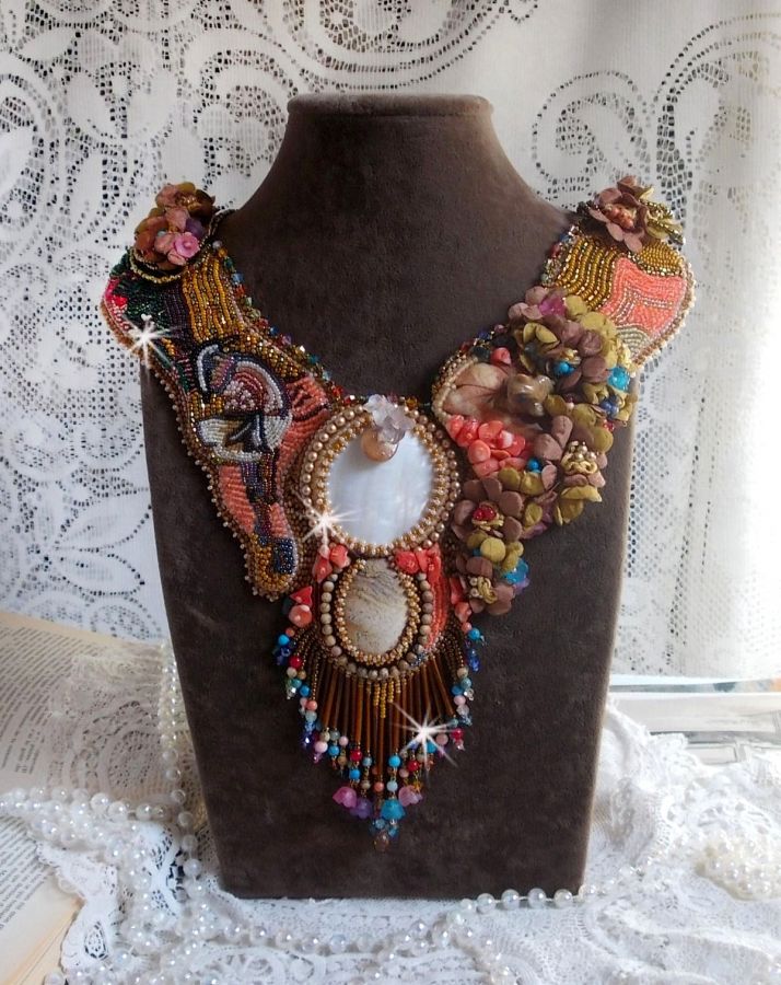 Plastron-Halskette Envol Exotique bestickt mit Spitze, Edelsteinperlen, verschiedene Perlen von sehr schöner Qualität Art Haute-Couture