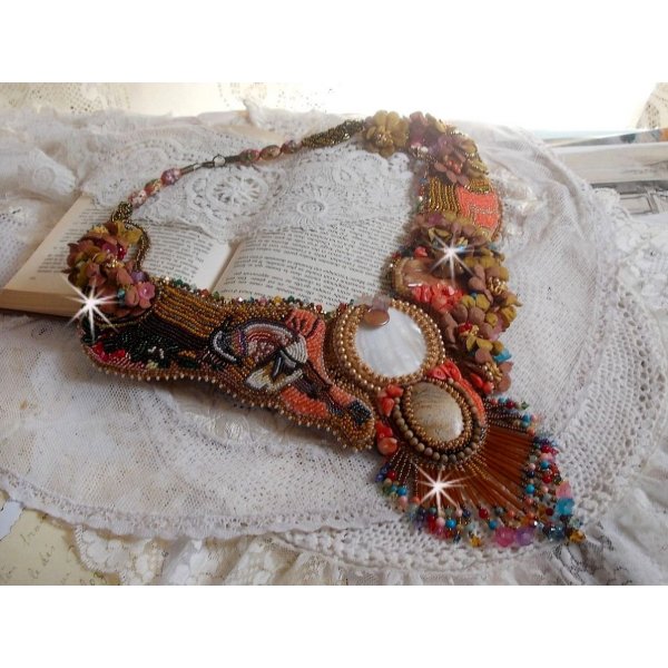 Plastron-Halskette Envol Exotique bestickt mit Spitze, Edelsteinperlen, verschiedene Perlen von sehr sch&ouml;ner Qualit&auml;t Art Haute-Couture