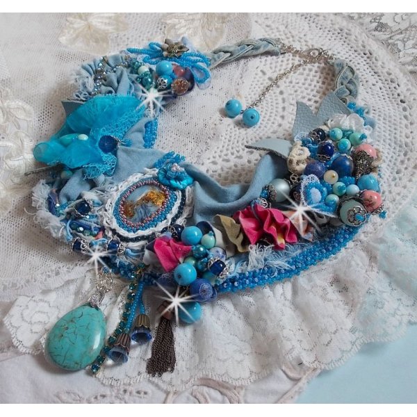 Far West Plastron-Halskette, ein Trend aus dem amerikanischen Westen mit Halbedelsteinen und verschiedenen Perlen.