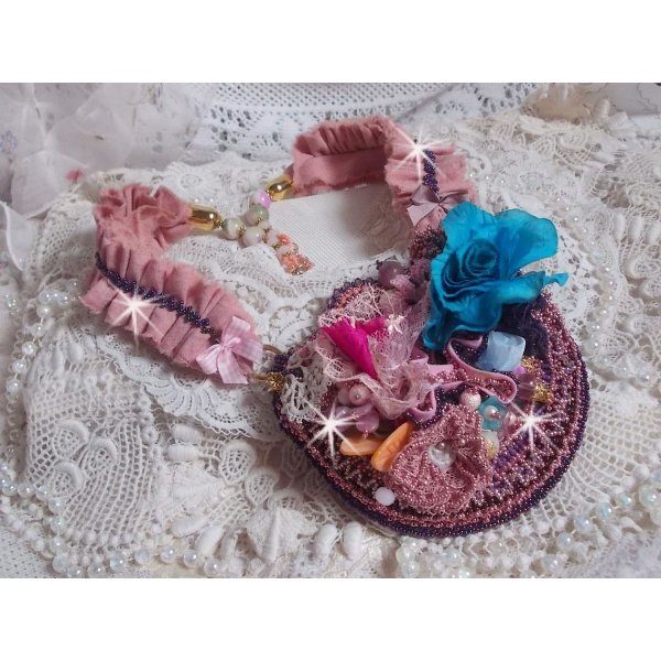 Plastron-Halskette Jardin Po&eacute;tique wurde mit Spitze, Swarovski-Kristallen, Perlen, Rocailles, 18 Karat vergoldetem Silber und Halbedelsteinen kreiert.