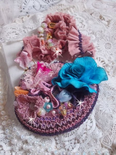 Plastron-Halskette Jardin Po&eacute;tique wurde mit Spitze, Swarovski-Kristallen, Perlen, Rocailles, 18 Karat vergoldetem Silber und Halbedelsteinen kreiert.