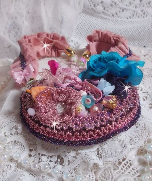 Plastron-Halskette Jardin Po&eacute;tique wurde mit Spitze, Swarovski-Kristallen, Perlen, Rocailles, 18 Karat vergoldetem Silber und Halbedelsteinen kreiert.