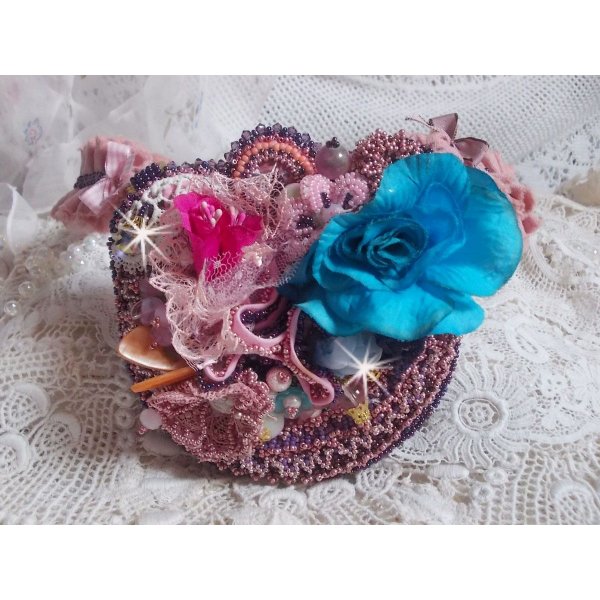 Plastron-Halskette Jardin Po&eacute;tique wurde mit Spitze, Swarovski-Kristallen, Perlen, Rocailles, 18 Karat vergoldetem Silber und Halbedelsteinen kreiert.