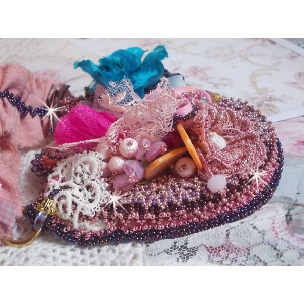 Plastron-Halskette Jardin Po&eacute;tique wurde mit Spitze, Swarovski-Kristallen, Perlen, Rocailles, 18 Karat vergoldetem Silber und Halbedelsteinen kreiert.