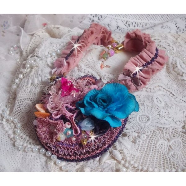 Plastron-Halskette Jardin Po&eacute;tique wurde mit Spitze, Swarovski-Kristallen, Perlen, Rocailles, 18 Karat vergoldetem Silber und Halbedelsteinen kreiert.