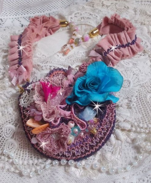 Plastron-Halskette Jardin Po&eacute;tique wurde mit Spitze, Swarovski-Kristallen, Perlen, Rocailles, 18 Karat vergoldetem Silber und Halbedelsteinen kreiert.