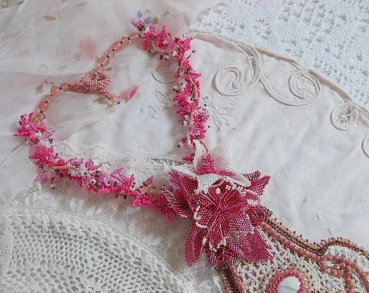 Plastron-Halskette mit rosa Lilie, bestickt mit einem weißen Howlith-Edelstein, Rocailles, Spitze und verschiedenen Perlen auf Haute-Couture-Art