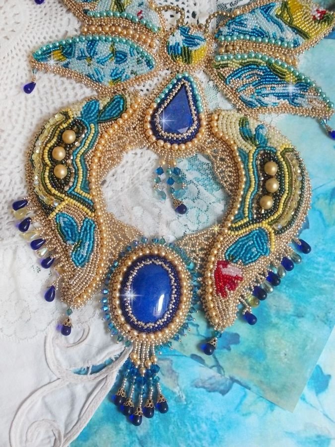 Plastron-Halskette Schmetterling Gold Blau Haute-Couture bestickt mit Edelsteinen, Kristallen, Glasperlen und Rocailles