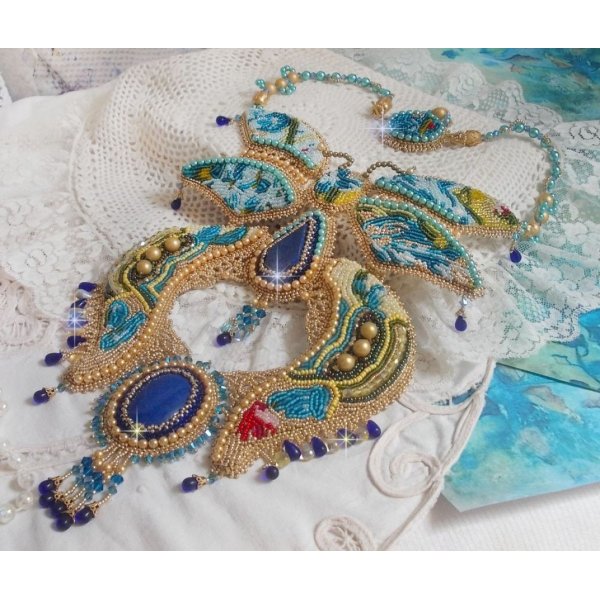 Plastron-Halskette Schmetterling Gold Blau Haute-Couture bestickt mit Edelsteinen, Kristallen, Glasperlen und Rocailles