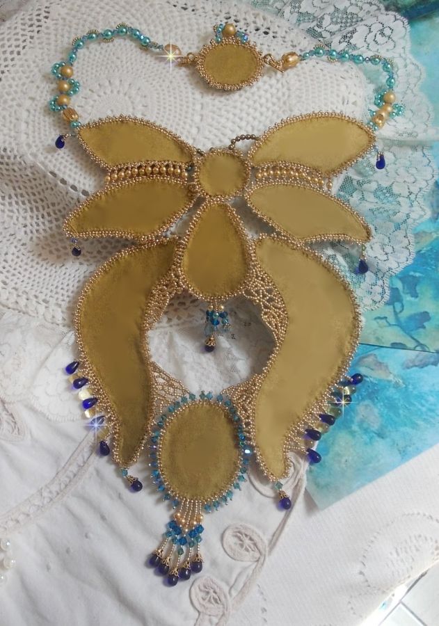 Plastron-Halskette Schmetterling Gold Blau Haute-Couture bestickt mit Edelsteinen, Kristallen, Glasperlen und Rocailles