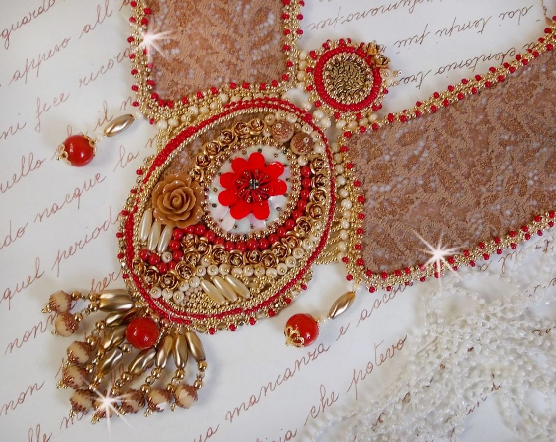 Renaissance-Plastron-Halskette mit Rocailles-Stickerei in Gold und Rot