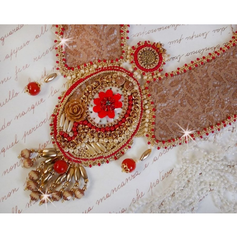 Renaissance-Plastron-Halskette mit Rocailles-Stickerei in Gold und Rot