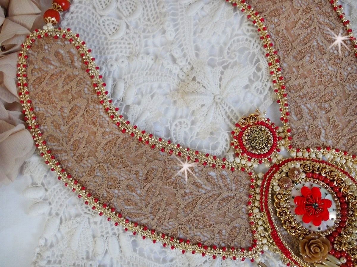 Renaissance-Plastron-Halskette mit Rocailles-Stickerei in Gold und Rot