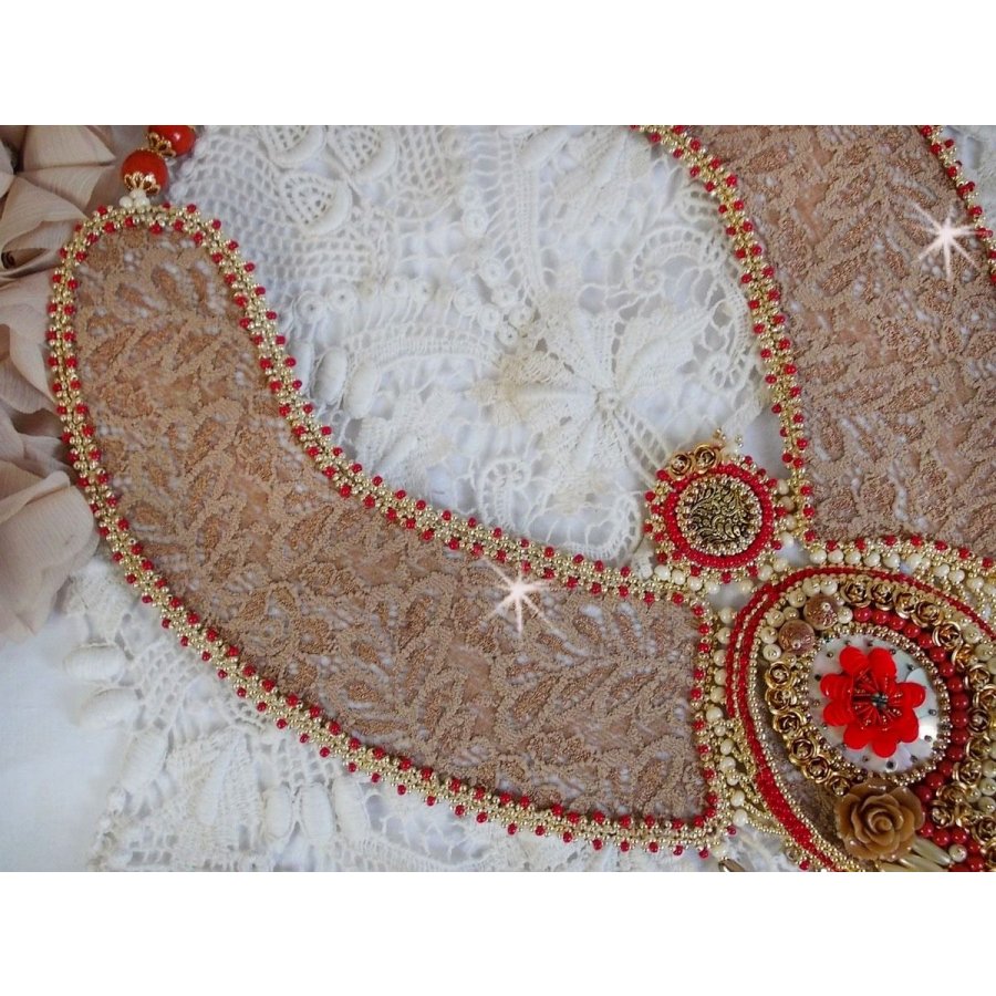 Renaissance-Plastron-Halskette mit Rocailles-Stickerei in Gold und Rot