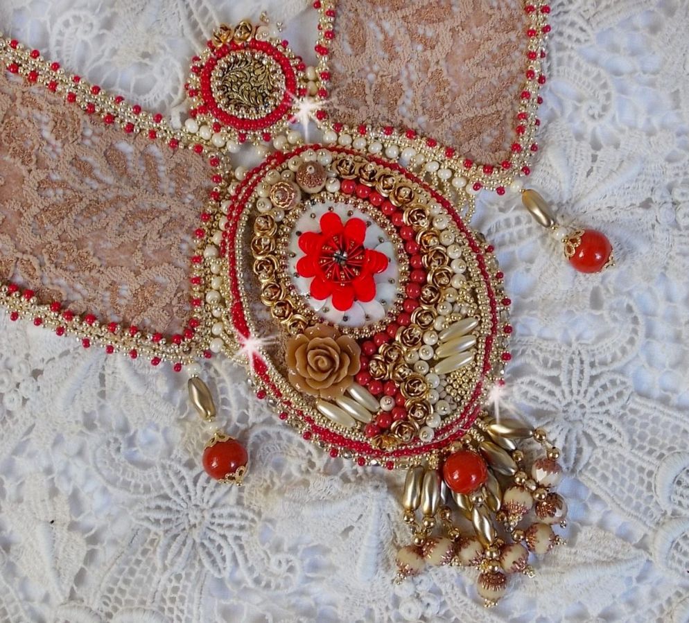 Renaissance-Plastron-Halskette mit Rocailles-Stickerei in Gold und Rot