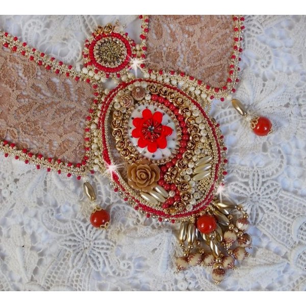 Renaissance-Plastron-Halskette mit Rocailles-Stickerei in Gold und Rot