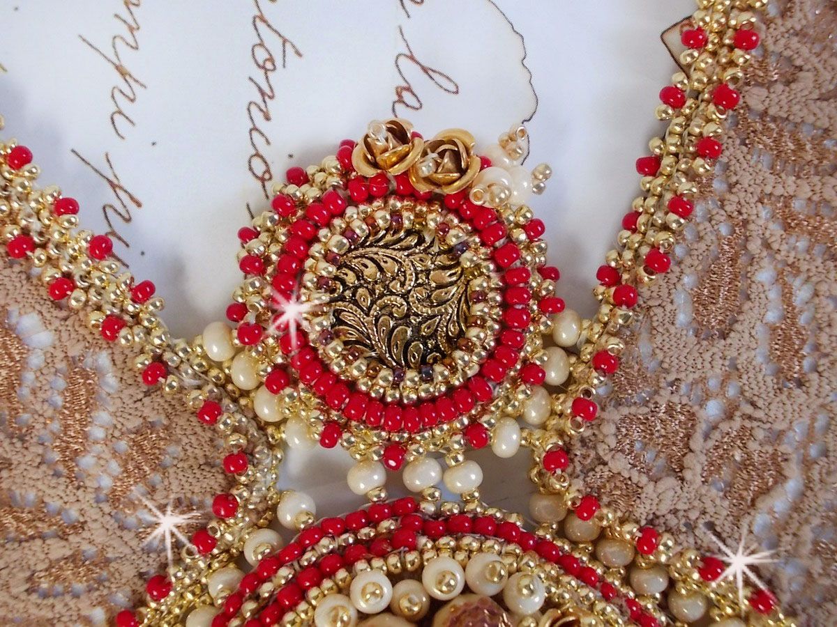 Renaissance-Plastron-Halskette mit Rocailles-Stickerei in Gold und Rot