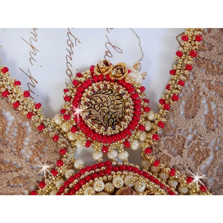 Renaissance-Plastron-Halskette mit Rocailles-Stickerei in Gold und Rot