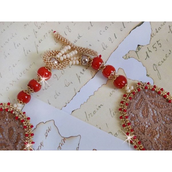 Renaissance-Plastron-Halskette mit Rocailles-Stickerei in Gold und Rot