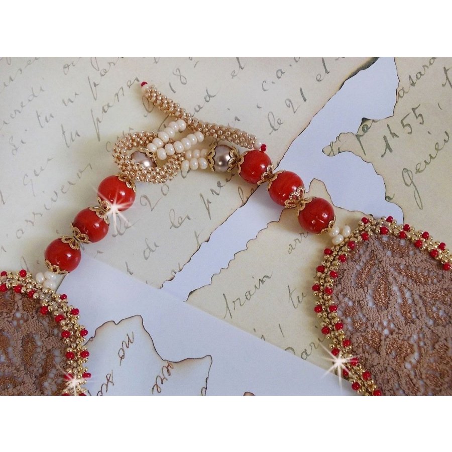 Renaissance-Plastron-Halskette mit Rocailles-Stickerei in Gold und Rot