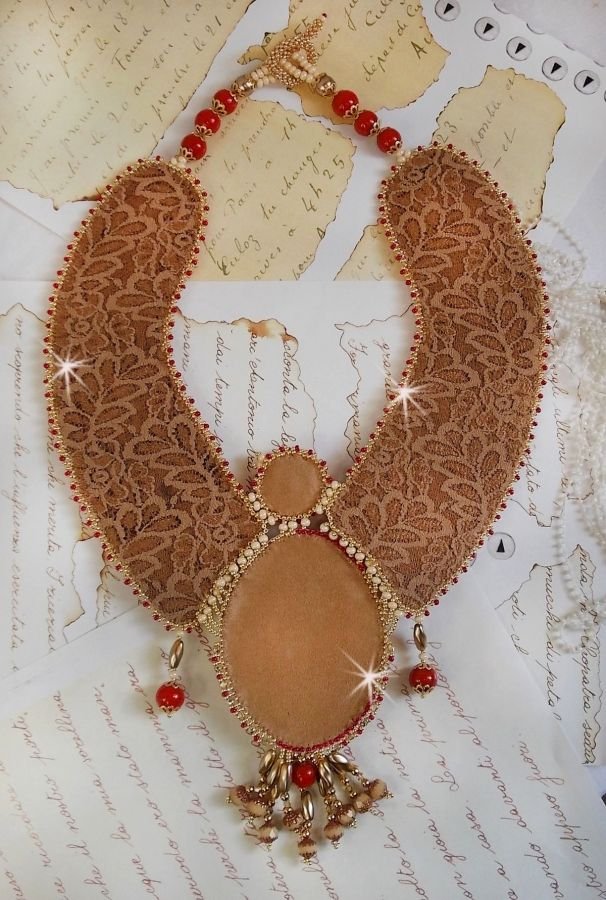 Renaissance-Plastron-Halskette mit Rocailles-Stickerei in Gold und Rot