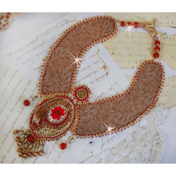 Renaissance-Plastron-Halskette mit Rocailles-Stickerei in Gold und Rot