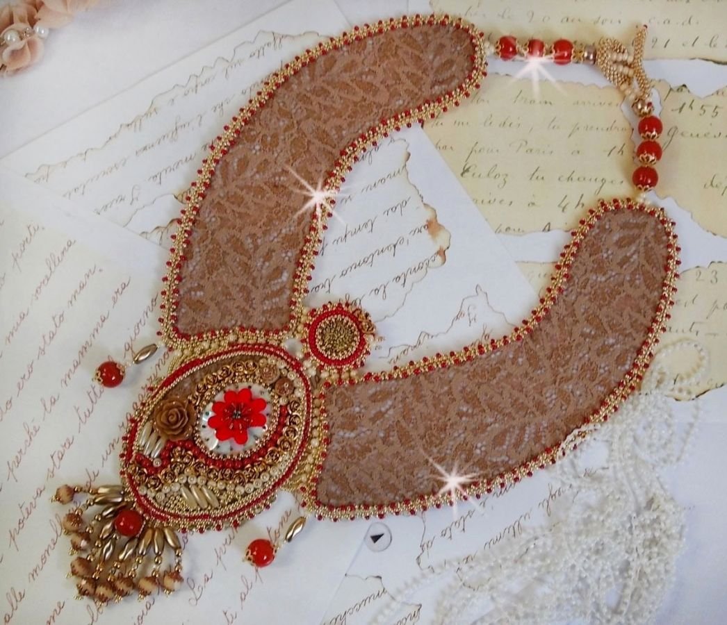 Renaissance-Plastron-Halskette mit Rocailles-Stickerei in Gold und Rot