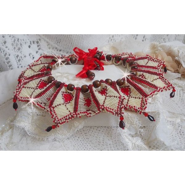 Romane Plastron-Halskette, bestickt mit Rocailles in Bordeaux, Elfenbein,Rot, flachen Blütenblatt-Tropfen und Holzperlen.