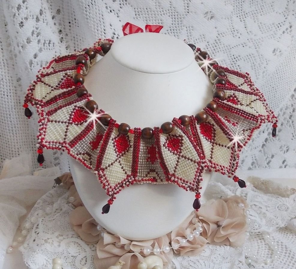 Romane Plastron-Halskette, bestickt mit Rocailles in Bordeaux, Elfenbein,Rot, flachen Blütenblatt-Tropfen und Holzperlen.