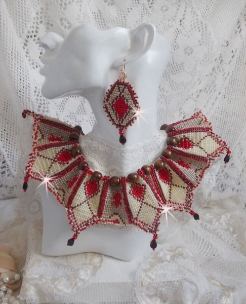 Romane Plastron-Halskette, bestickt mit Rocailles in Bordeaux, Elfenbein,Rot, flachen Bl&uuml;tenblatt-Tropfen und Holzperlen.