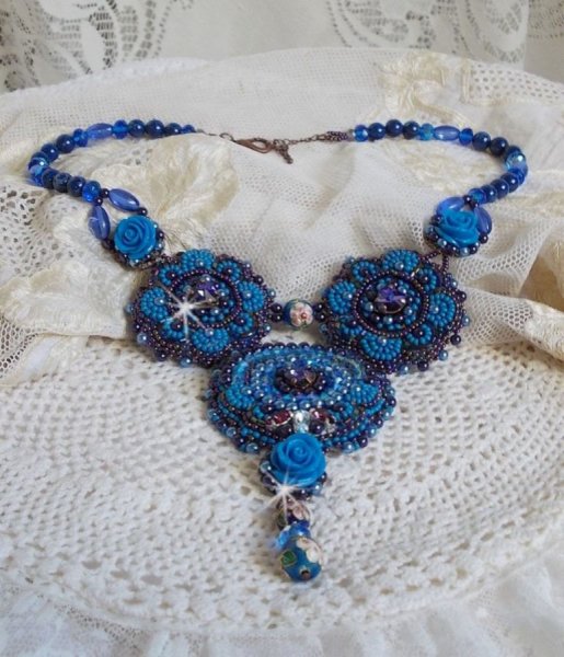 Plastron-Halskette Roses Bleues Royales mit Swarovski-Kristallen und Rocailles