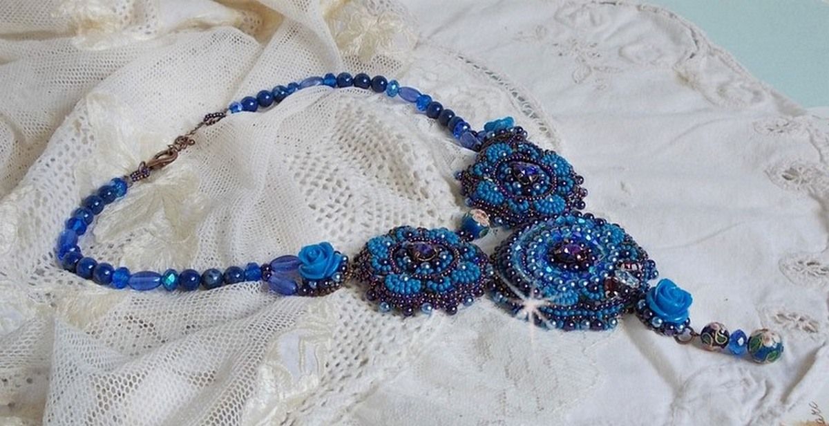 Plastron-Halskette Roses Bleues Royales mit Swarovski-Kristallen und Rocailles