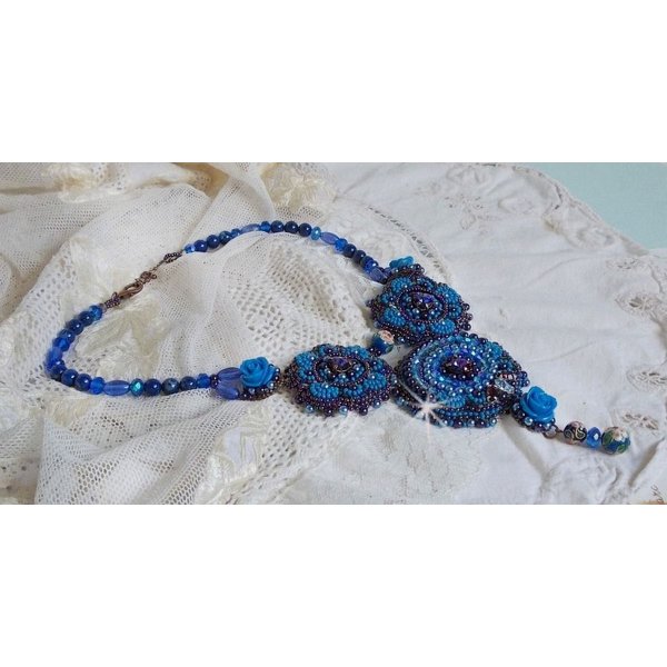 Plastron-Halskette Roses Bleues Royales mit Swarovski-Kristallen und Rocailles