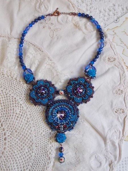 Plastron-Halskette Roses Bleues Royales mit Swarovski-Kristallen und Rocailles